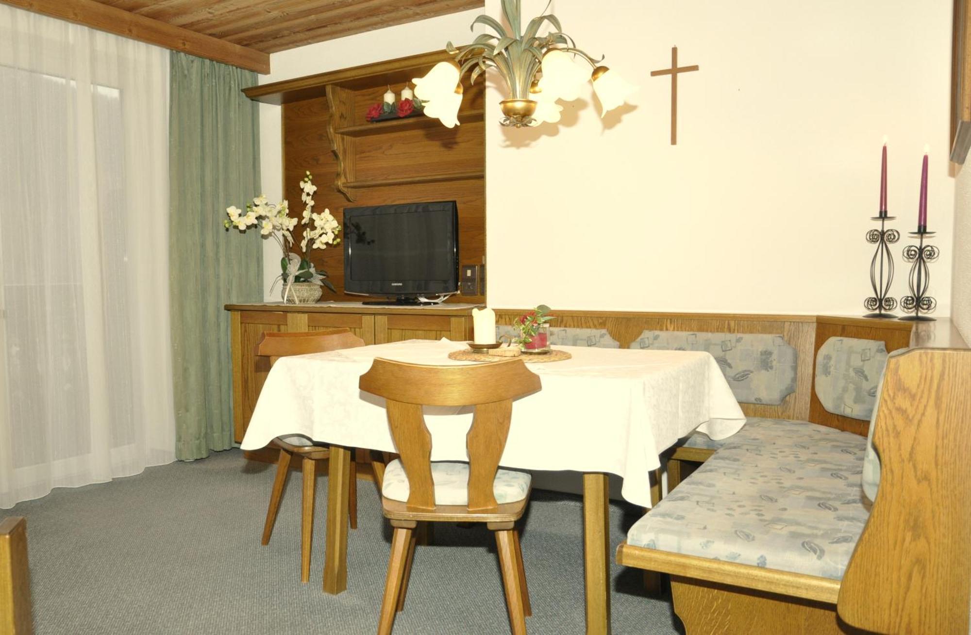 Auf Der Sonnenseite Apartment Schattwald Room photo