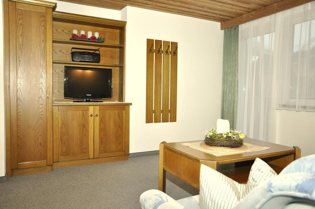 Auf Der Sonnenseite Apartment Schattwald Room photo